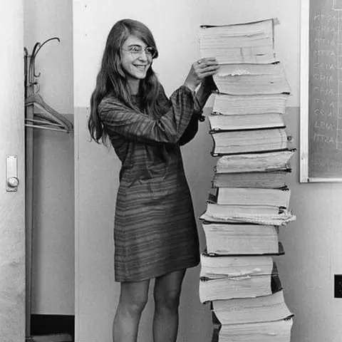 Margaret Hamilton et le code du programme gérant l'ordinateur de la mission Apollo 11, écrit par elle et son équipe à la main